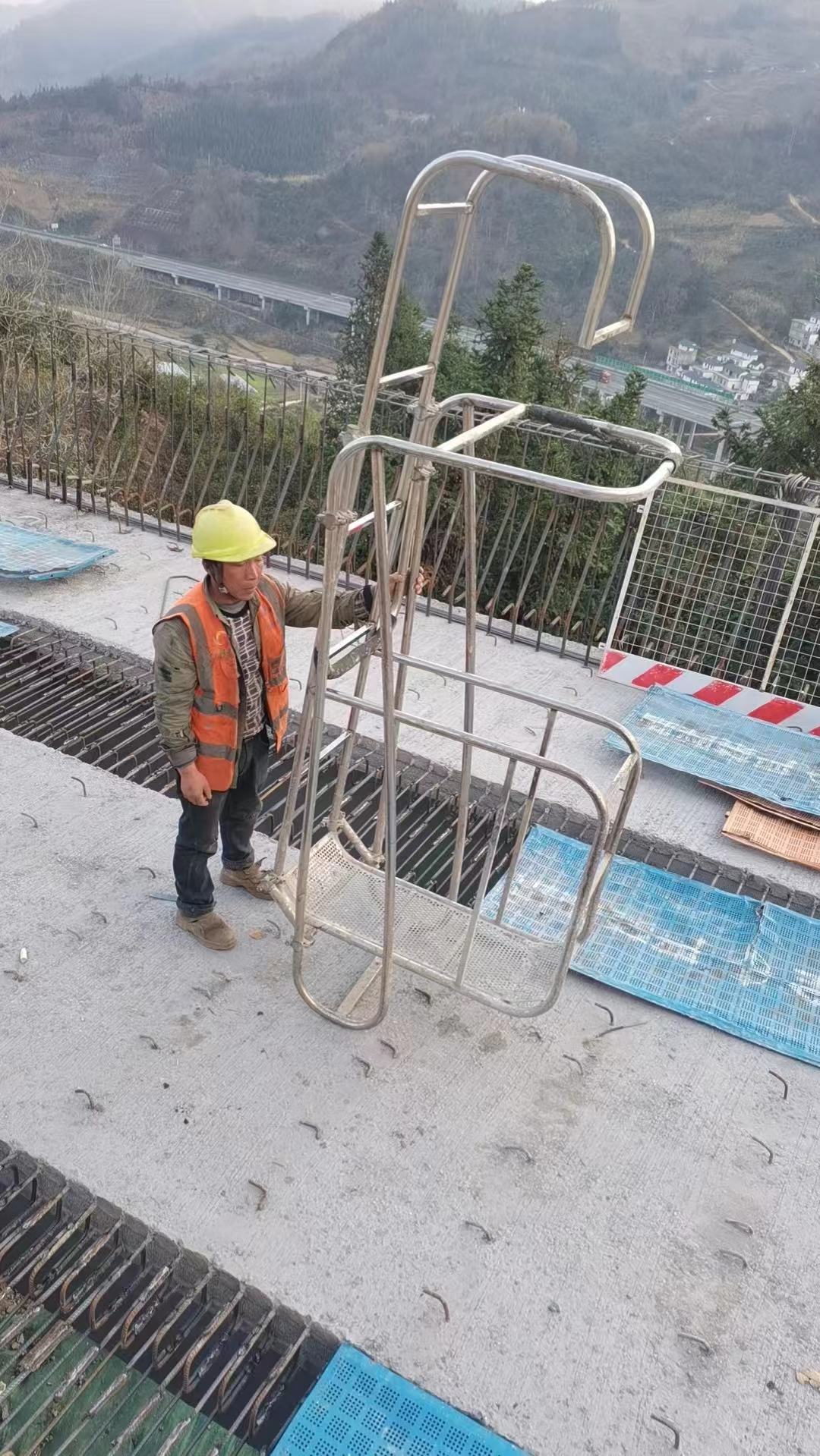 边梁负弯矩施工挂笼